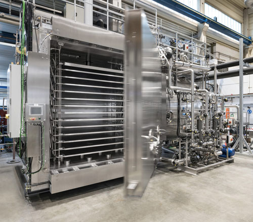 Energy-efficient lyophilization process showing a modern freeze dryer optimized for reduced energy consumption and sustainable pharmaceutical manufacturing.